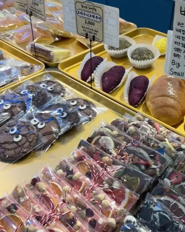 진열대의 다양한 빵과 디저트