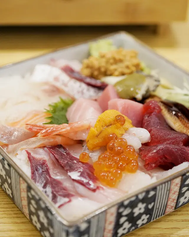 다채로운 해산물이 정갈하게 담긴 카이센동