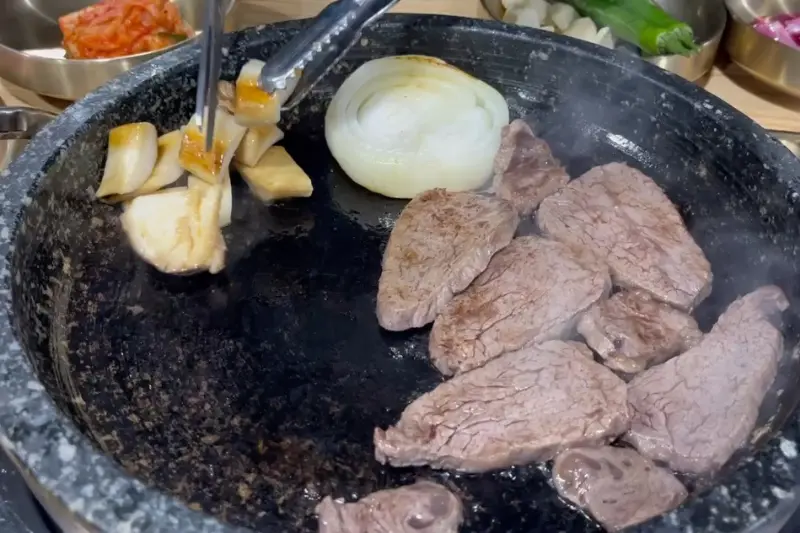 돌판 위에 구워지는 한우