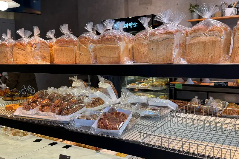 다양한 식빵 진열 모습