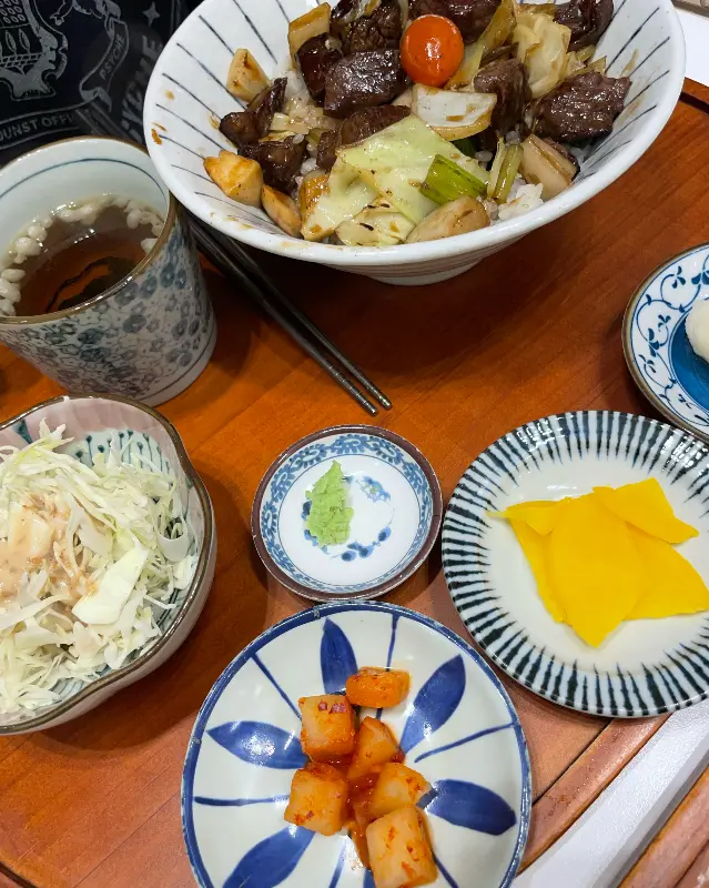 윤기가 흐르는 큐브스테이크 덮밥