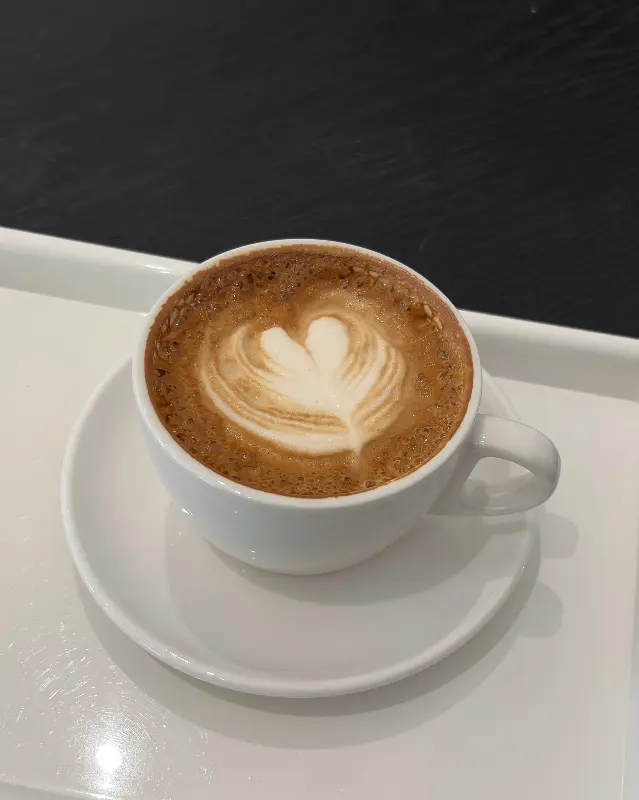 라떼 아트가 인상적인 따뜻한 라떼