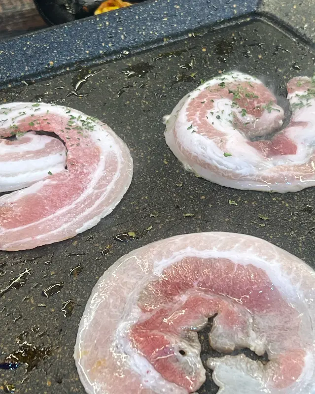 노릇노릇 익어가는 대패삼겹살