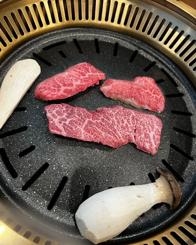 불판 위에서 맛있게 익어가는 한우