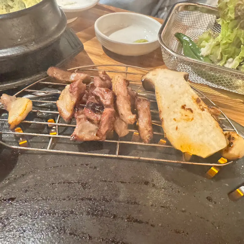 숯불 위에서 익어가는 고기