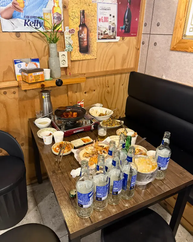 손님들로 가득 찬 가게 내부. 맛있는 음식과 활기찬 분위기가 느껴진다.