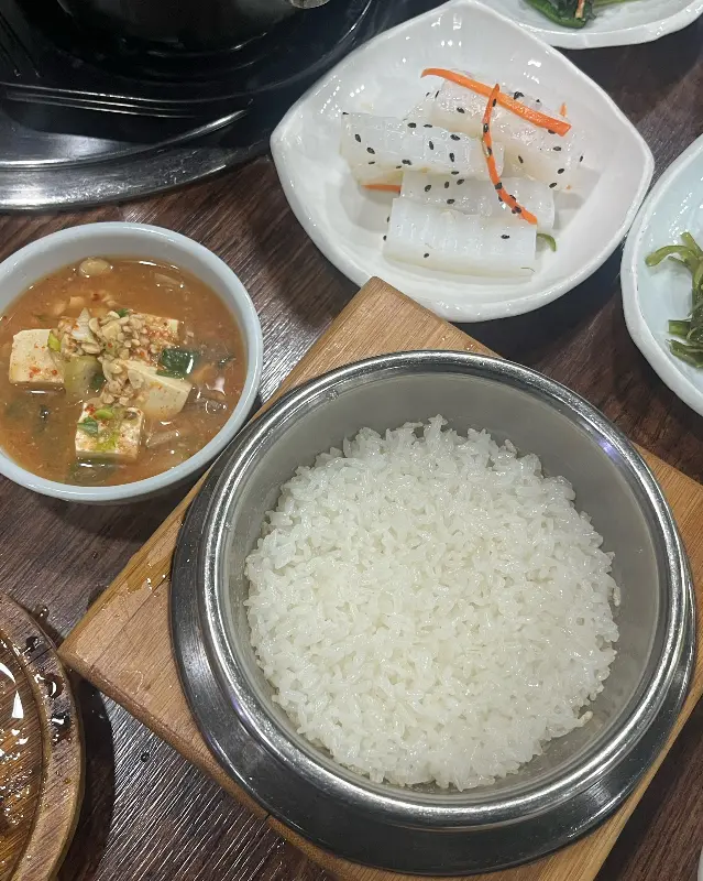 윤기가 흐르는 솥밥