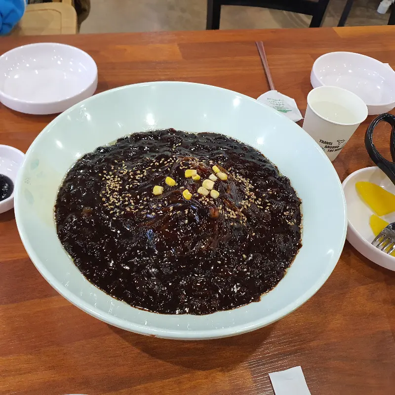 윤기 자르르 흐르는 짜장면