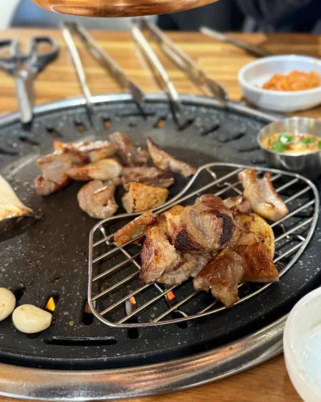 불판 위에서 익어가는 뒷고기