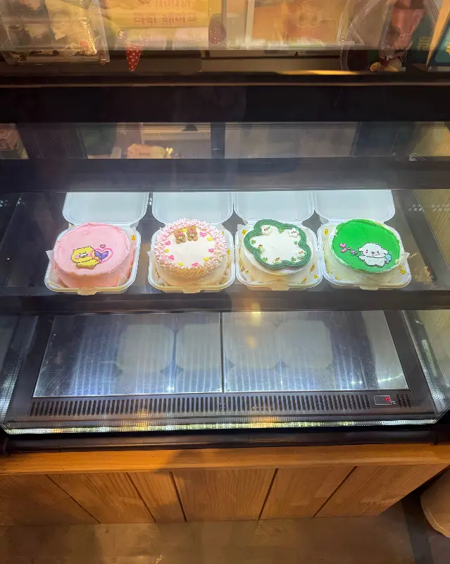 쇼케이스 안의 다양한 케이크