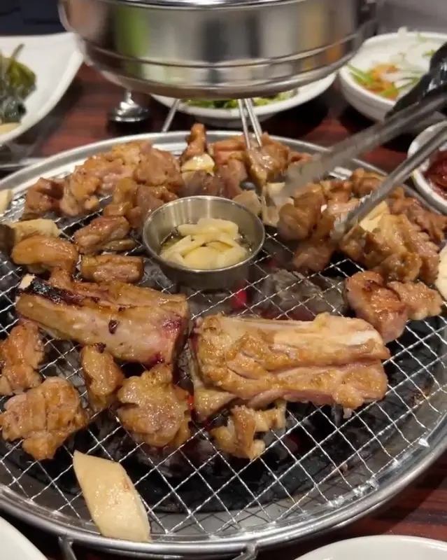 숯불 위에서 맛있게 구워지는 갈비