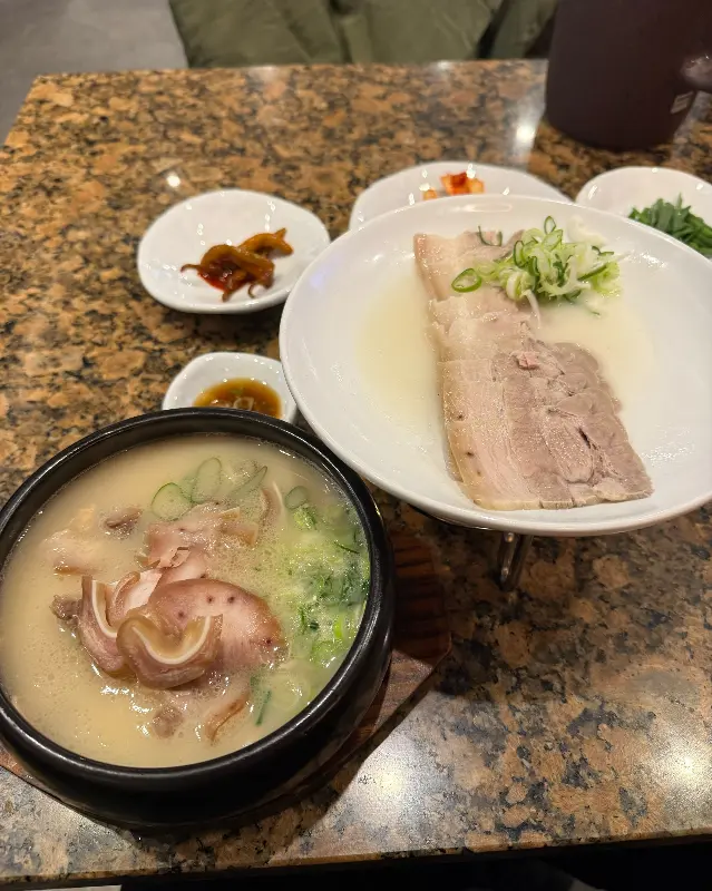 돼지국밥과 수육이 함께 차려진 모습