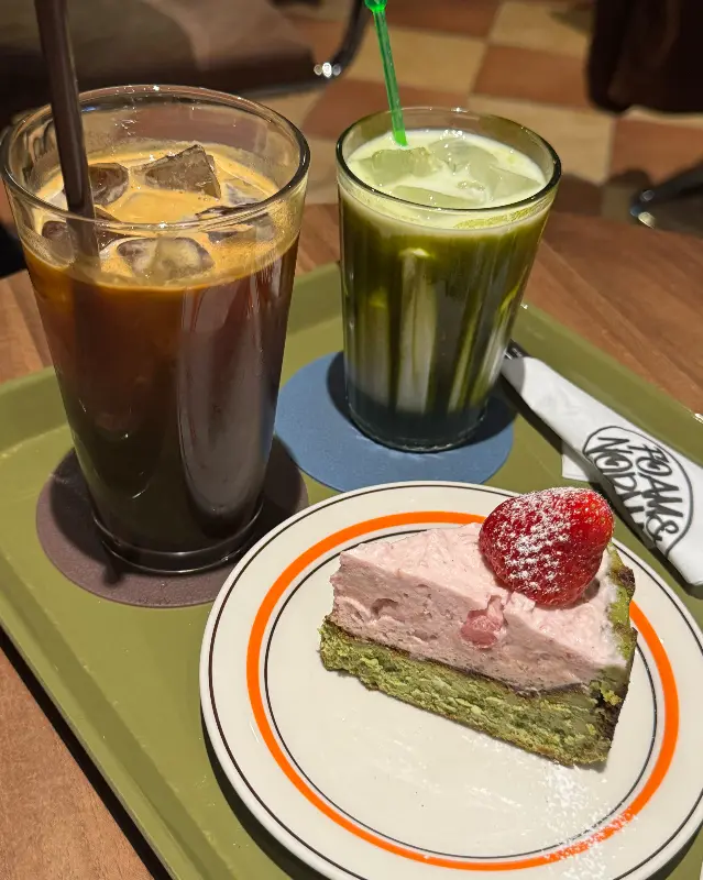 테이블 위에 놓인 말차 케이크, 아이스 아메리카노, 말차 음료