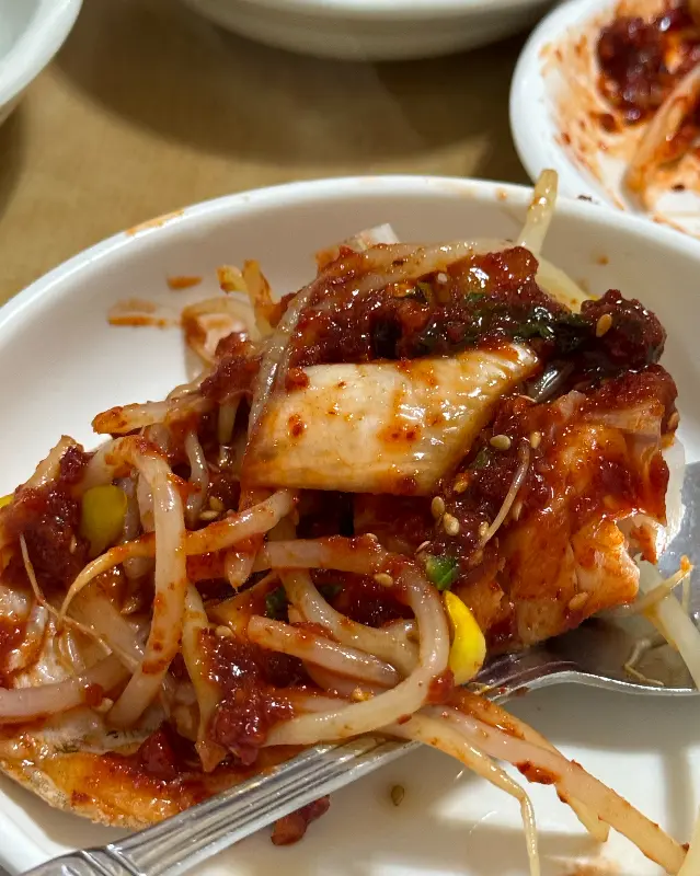 양념에 쓱쓱 비벼 먹으니 그야말로 꿀맛