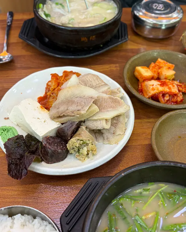 수육백반 한상차림