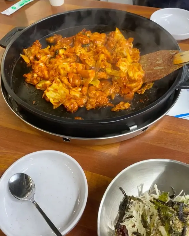 맛있게 익어가는 닭갈비
