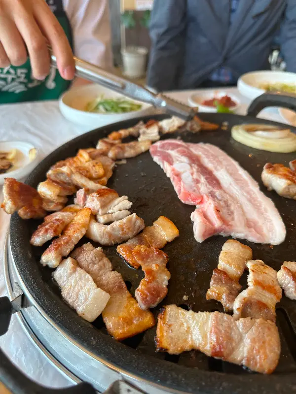 삼겹살을 굽는 모습