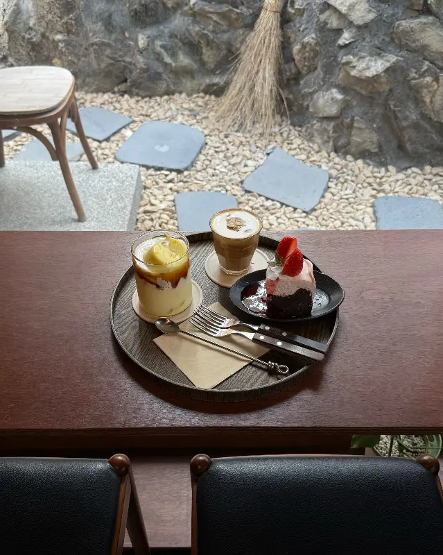 아몬드 크림 라떼와 딸기 쇼콜라 갸또 케이크