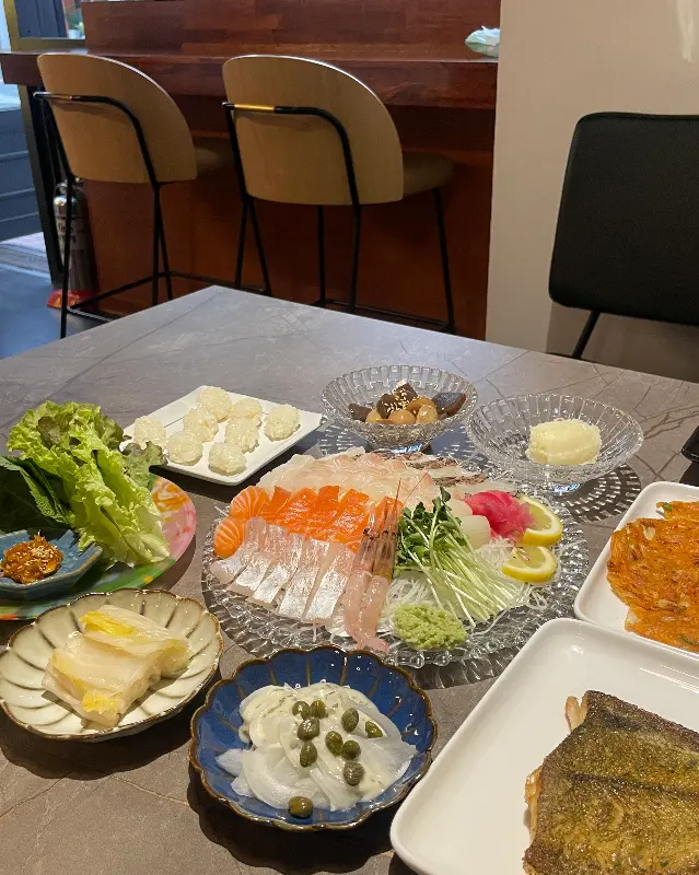 다채로운 해산물 요리가 담긴 테이블 전경