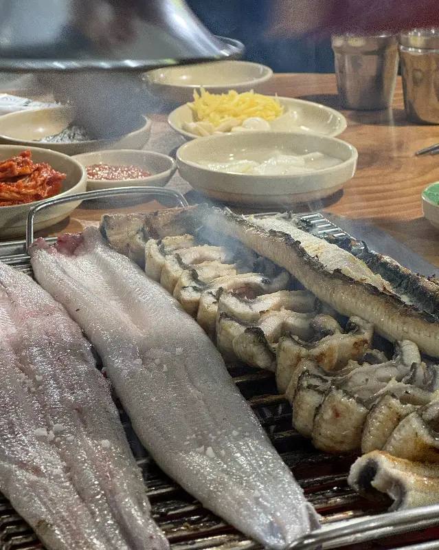 장어와 함께 즐기는 밑반찬들