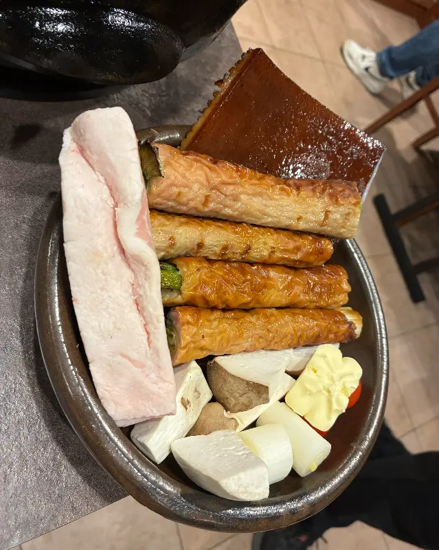 초벌된 막창과 함께 제공되는 채소