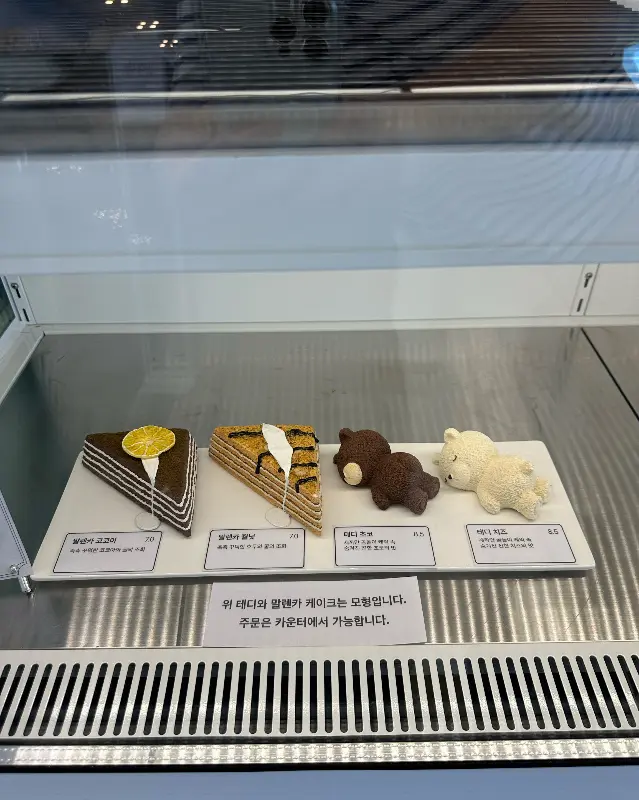 쇼케이스 안에 진열된 케이크들