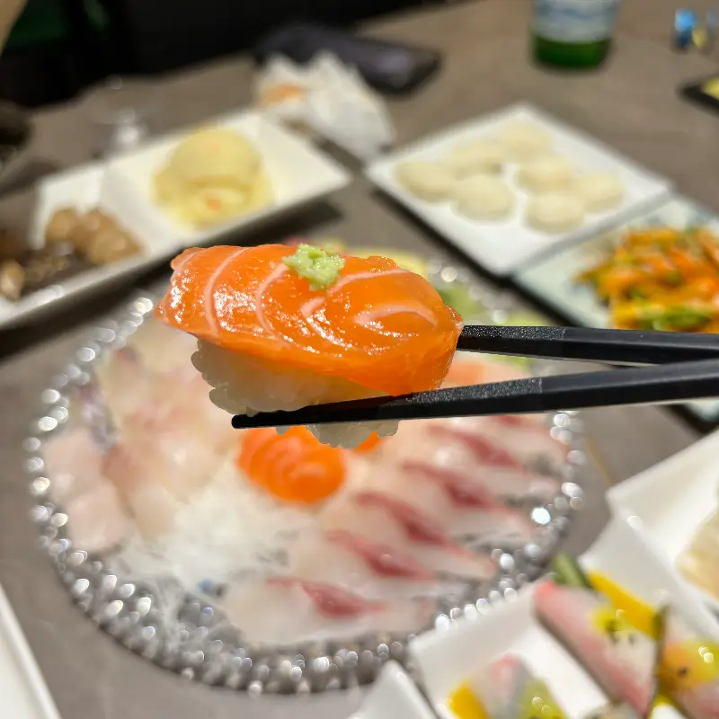 신선한 해산물과 곁들여 먹는 고노와다