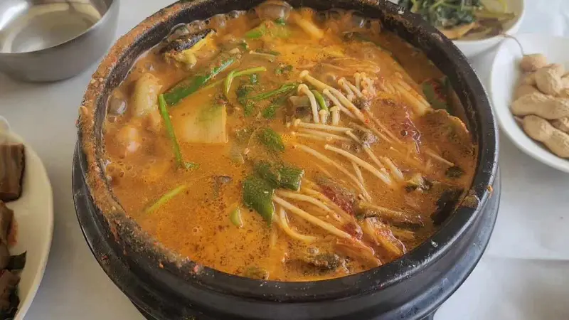 용궁산장의 참게탕