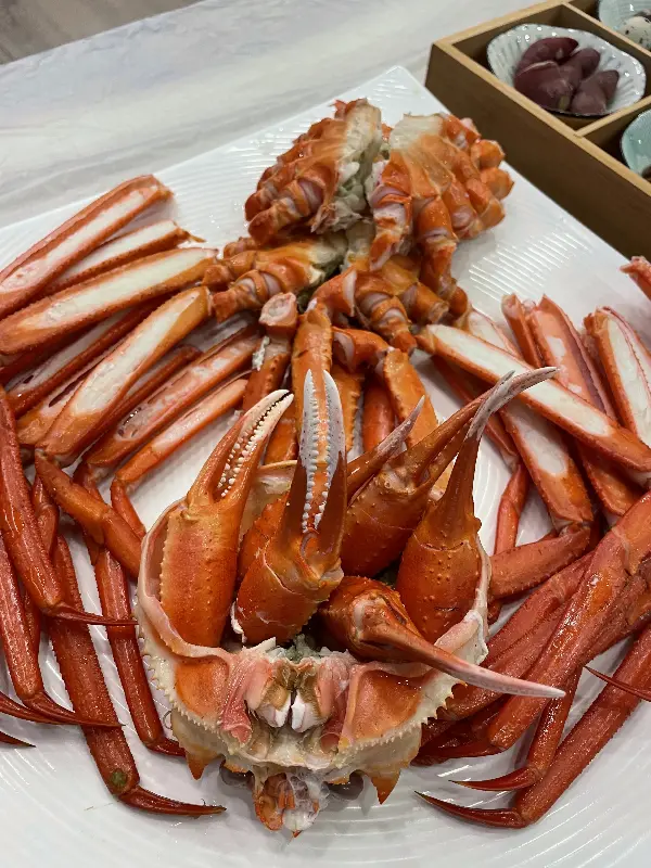 먹음직스럽게 손질된 박달대게찜의 풍성한 비주얼