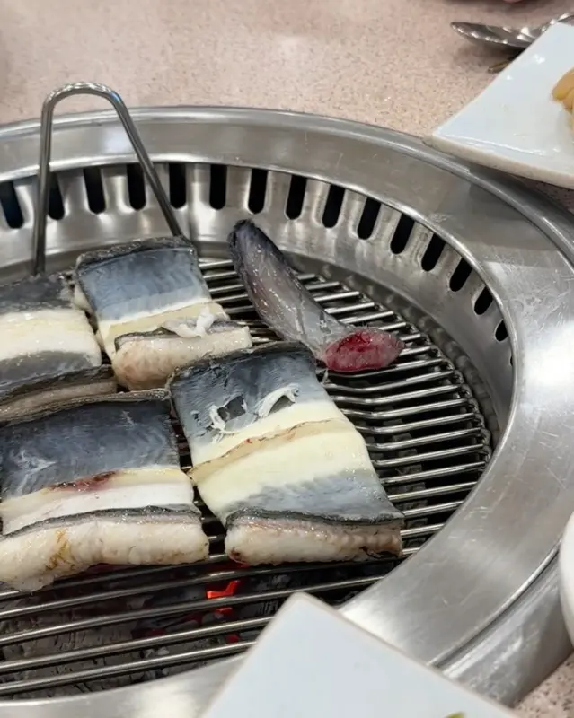 숯불 위에서 익어가는 장어