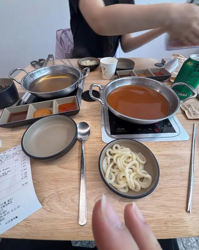 깔끔하게 세팅된 테이블 모습