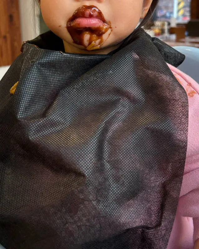 짜장면 먹고 신난 아기