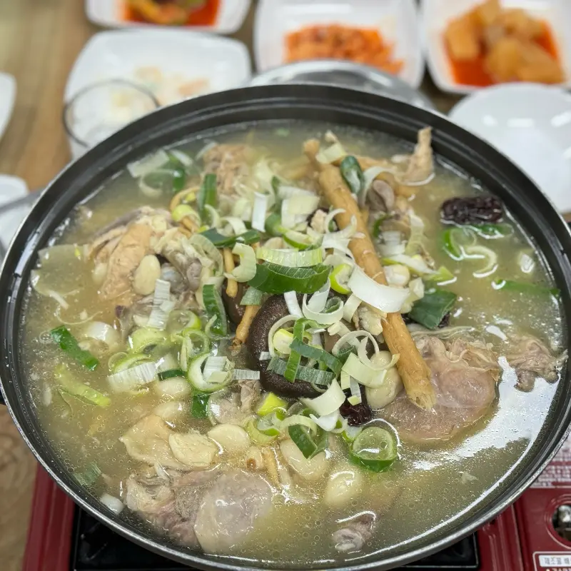 토종닭백숙의 클로즈업 샷