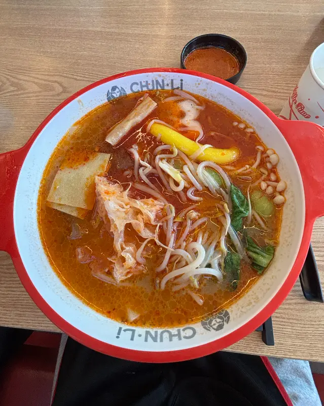 다채로운 재료가 돋보이는 마라탕