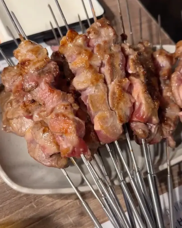 육즙 가득한 양꼬치의 클로즈업