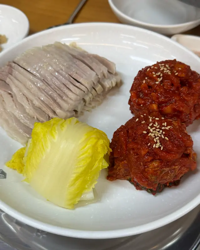 침샘 자극하는 김치와 보쌈의 조화
