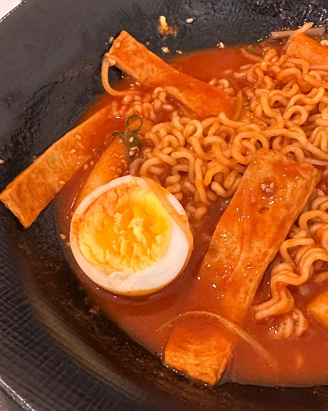 라볶이 속 촉촉한 반숙 계란