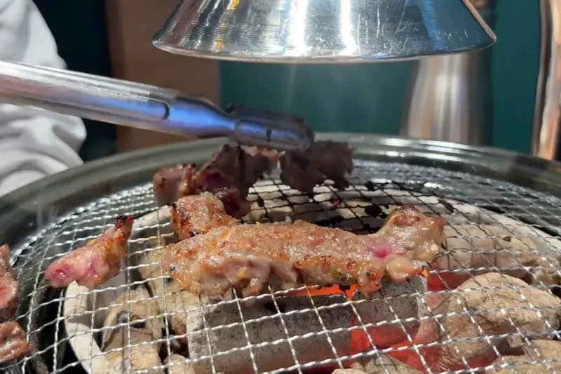 숯불 화로 위에서 구워지는 마늘 갈비살