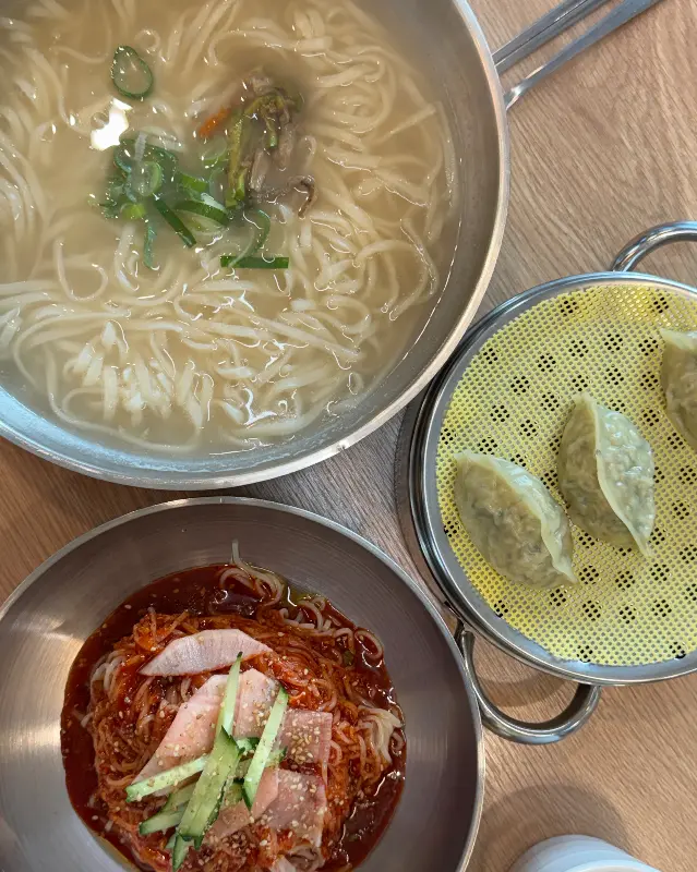 밀숲 칼국수, 비빔국수, 만두 한 상 차림