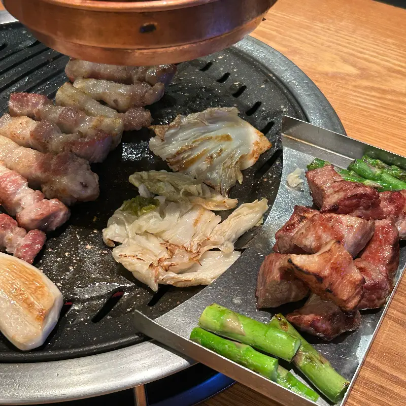 불판 위에서 익어가는 흑돼지