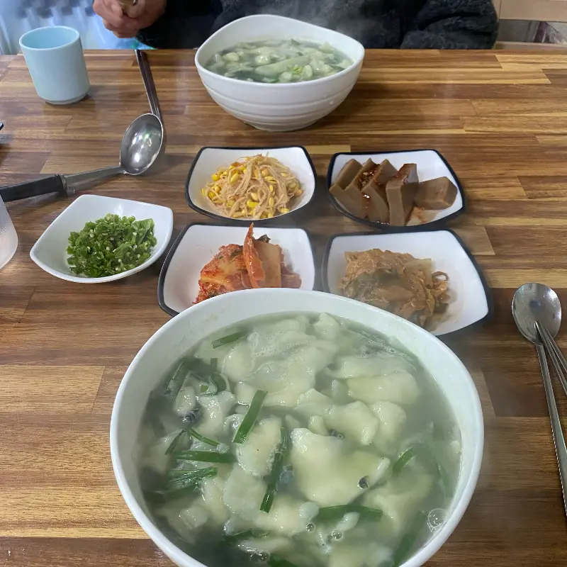 다슬기 수제비 한 상 차림