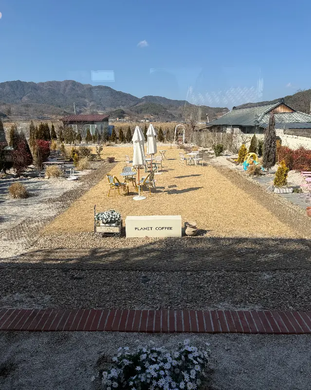 카페에서 바라본 정원 풍경