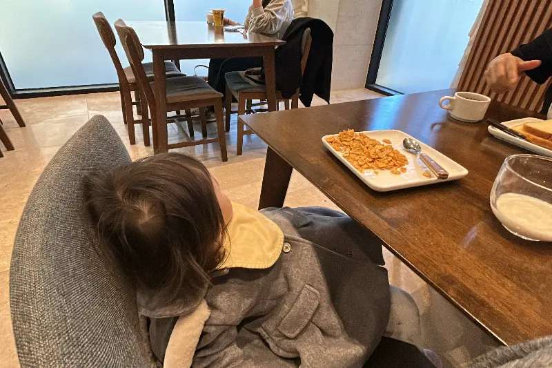 아이와 함께 빵을 즐기는 모습