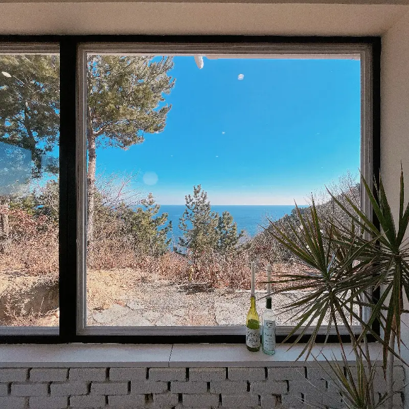 창밖으로 보이는 바다 풍경