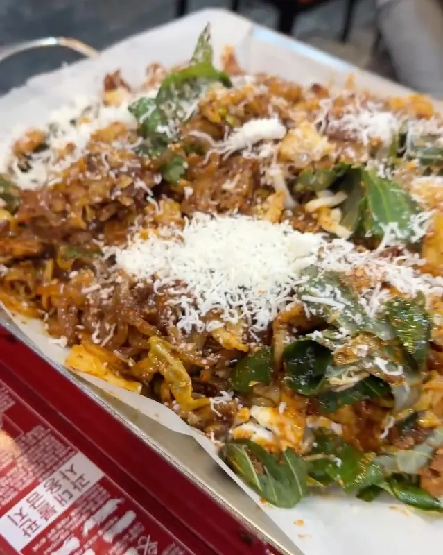 치즈가 듬뿍 뿌려진 곱창볶음