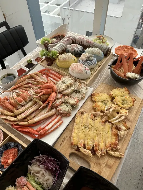 푸짐하게 차려진 대게 한 상과 탁 트인 오션뷰