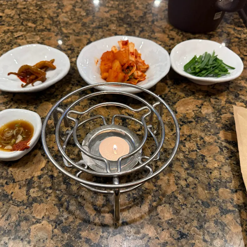 깔끔하게 담겨 나온 곁들임 찬들