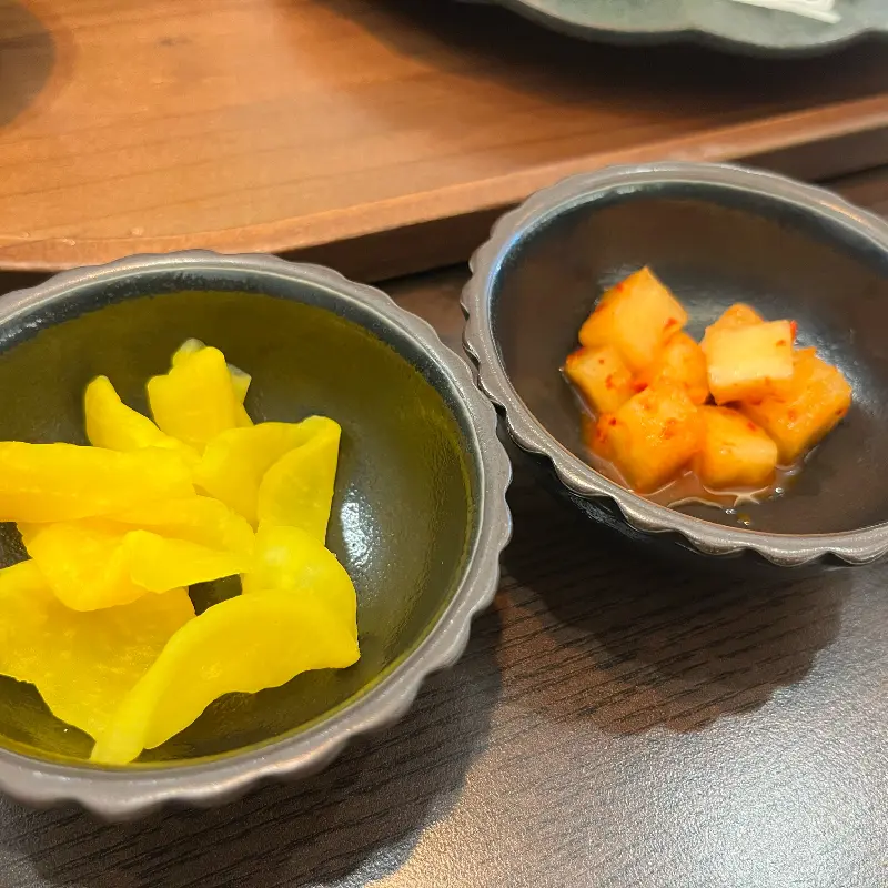 앙증맞은 그릇에 담긴 단무지와 깍두기