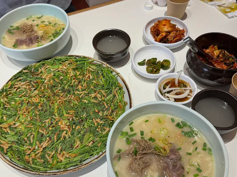 테이블 가득 차려진 음식들