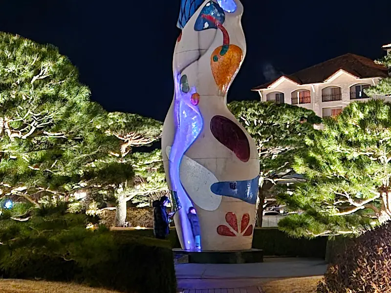 푸른 조명이 비추는 조형물